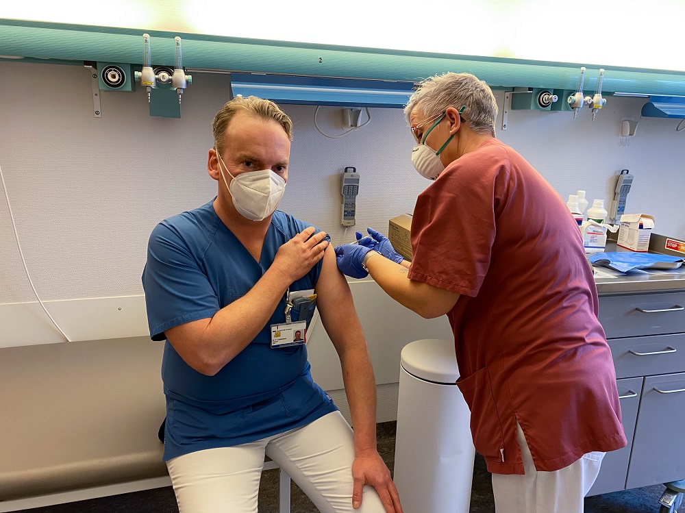 Eine der ersten Impfungen: Dr. med. Florian Unbehaun, Chefarzt der Zentralen Notaufnahme, erhält seine Impfung von Carola Frank, Mitarbeiterin der Herz- und Gefäßambulanz. 